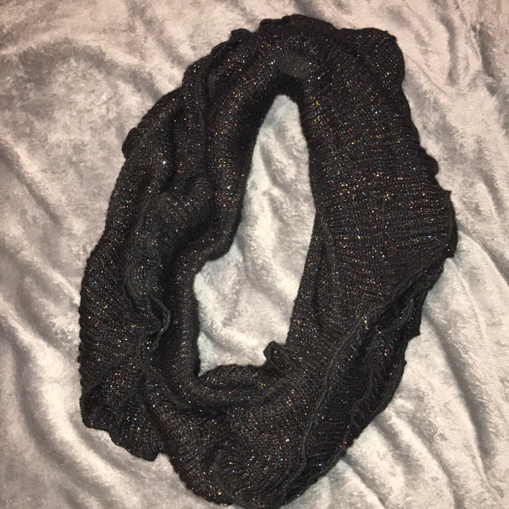Women’s Black Knit Infinity Scarf