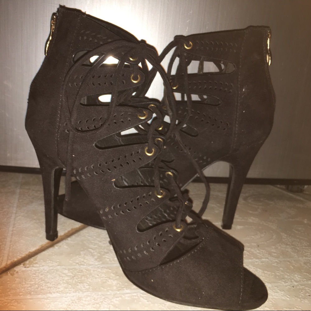 Strapped black and gold heels! 👁👁👁 - Size 8