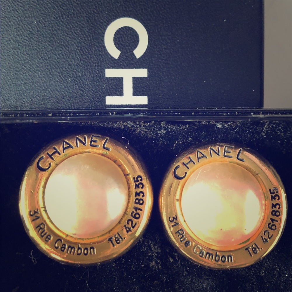 CHANEL (vintage) button earrings