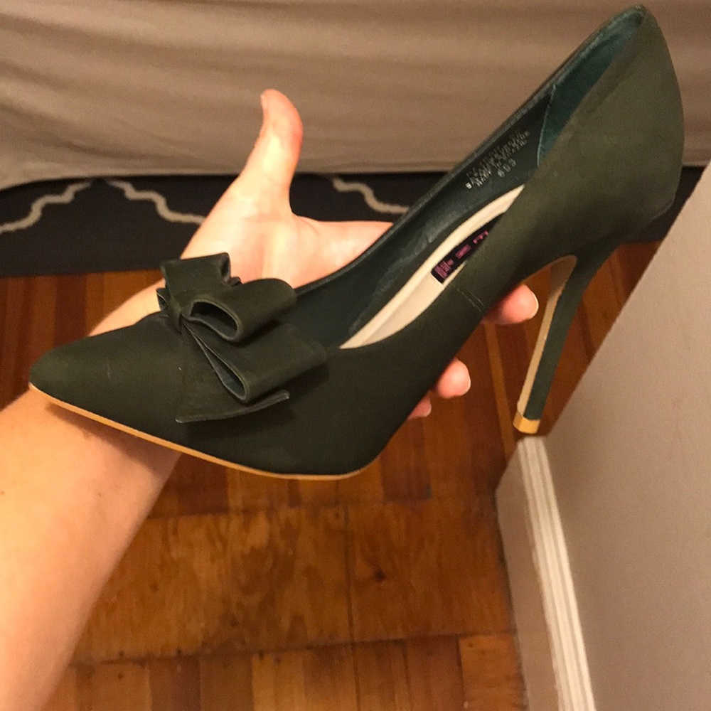 Size 8 never worn olive colored Steve Madden heels