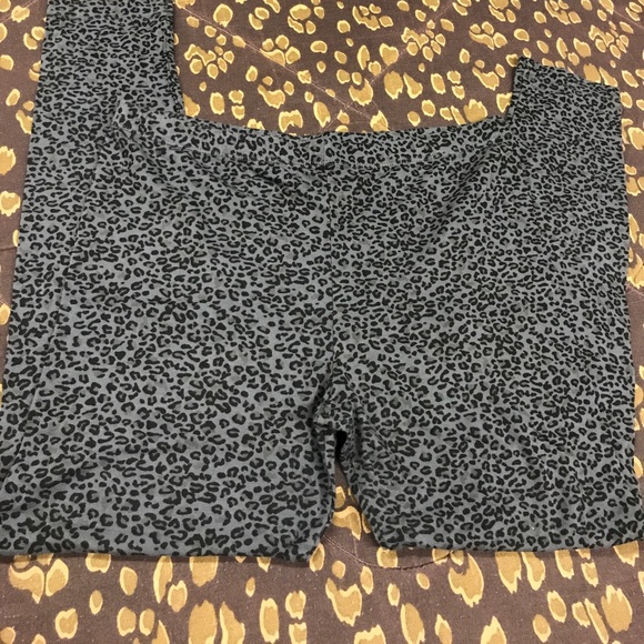 Charcoal Gray & Black Leggings - Picture 2 of 5