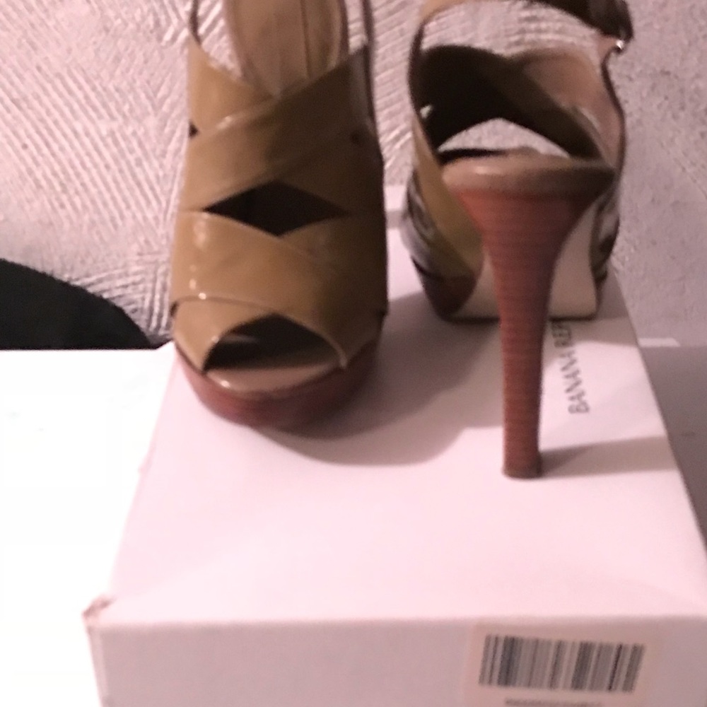 Sandal 3 1/2 to 4 inch heel. Clay color