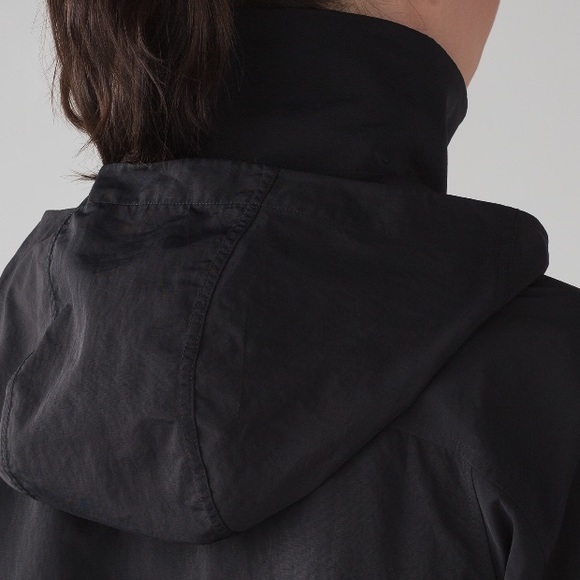 NWT BLK LULULEMON EFFORTLESS JACKET -- Size 6 or 8 - Picture 7 of 8