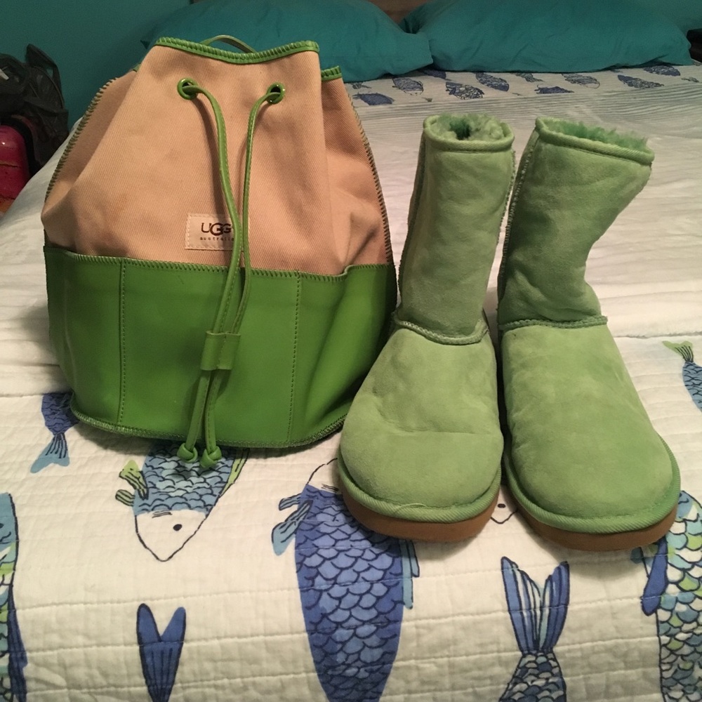 Green short Uggs with Ugg drawstring bag