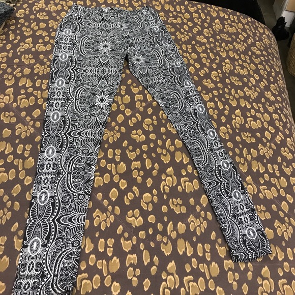 Black and White Leggings - Picture 3 of 5