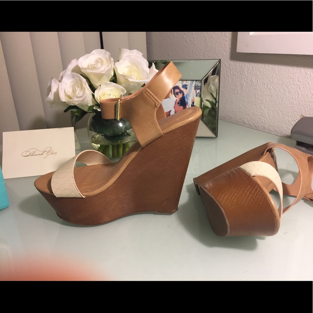 Super cute ankle strap wedges ❤️👠👡✨💕🎉