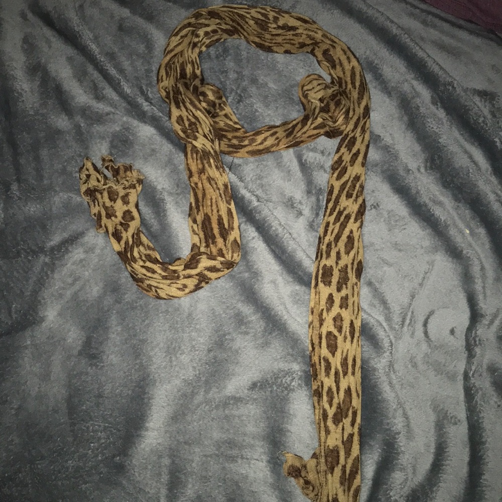 Ladies Cheetah Print Scarf