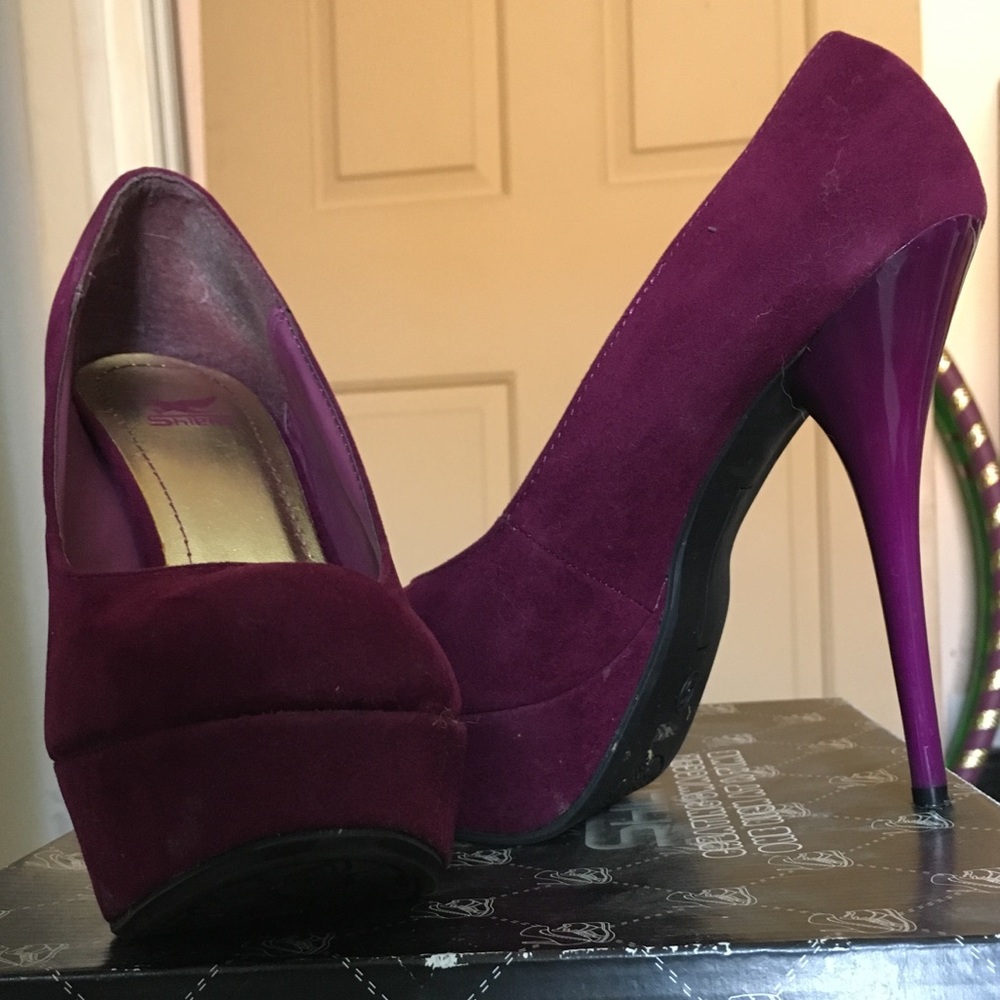 Magenta pumps