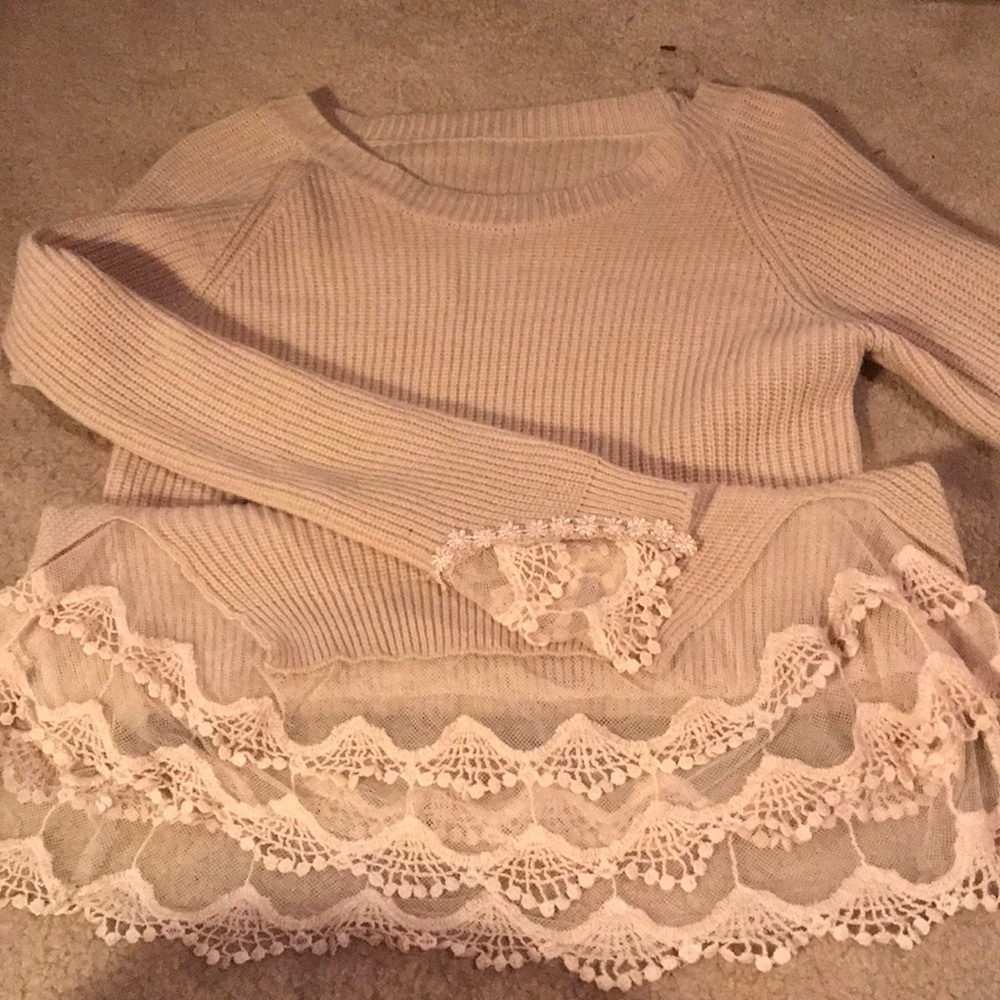 Cream sweater shirt with lace details