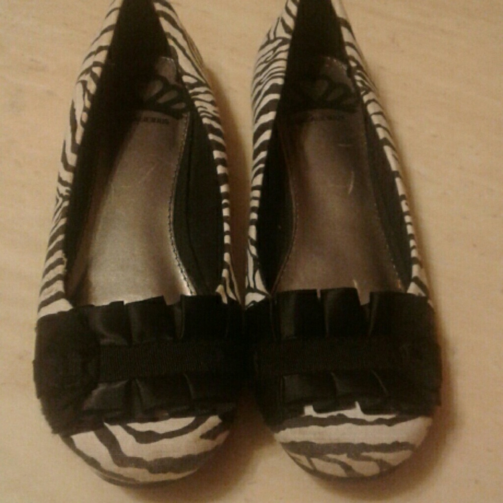 Black bow Fergalicious zebra pattern shoes.