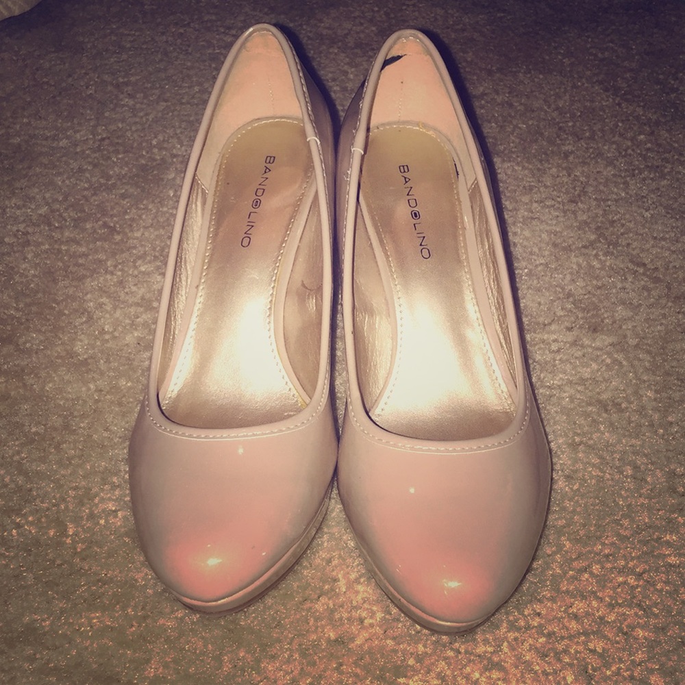 Classic nude pumps