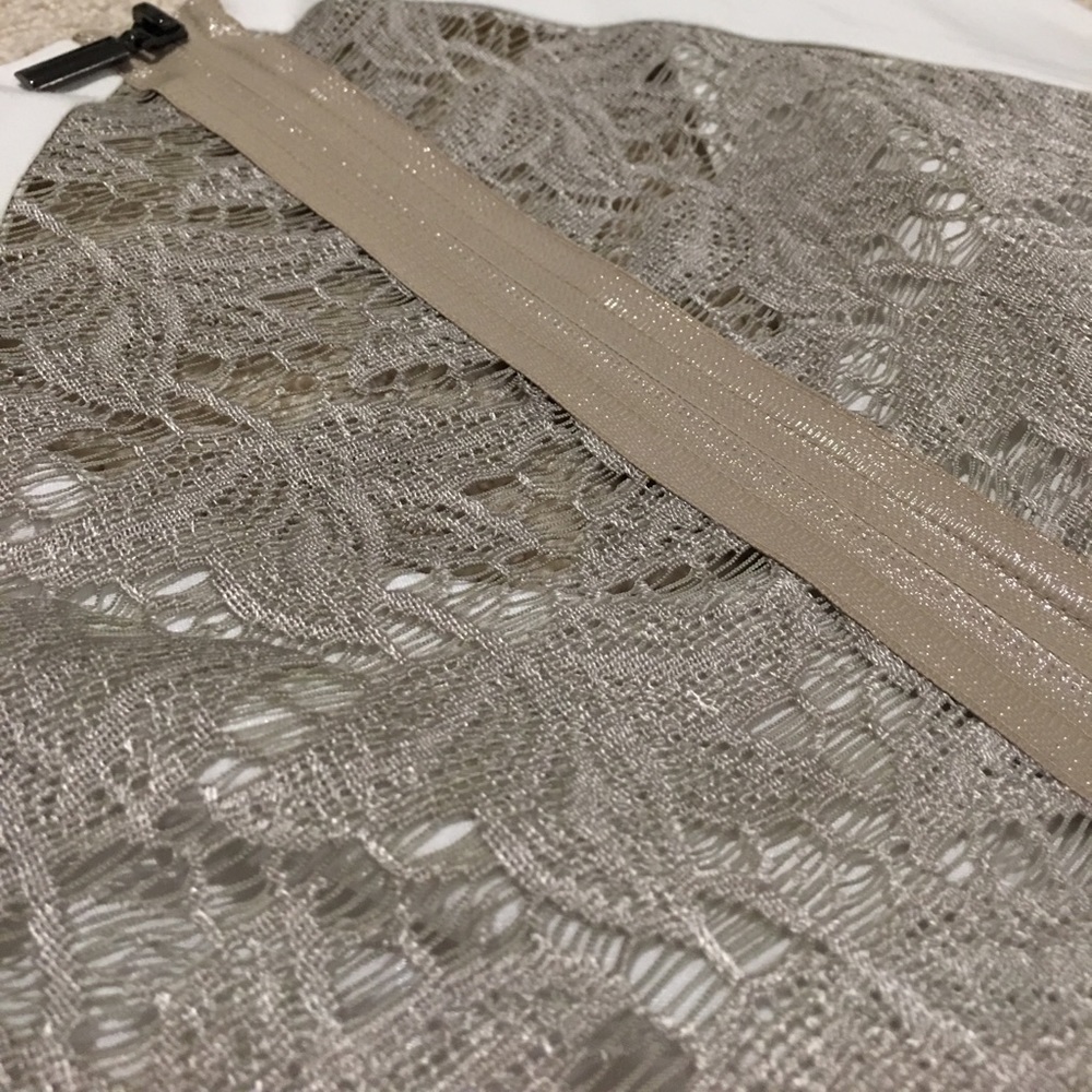 Black Halo winter white dress with sheer lace back - Picture 4 of 5