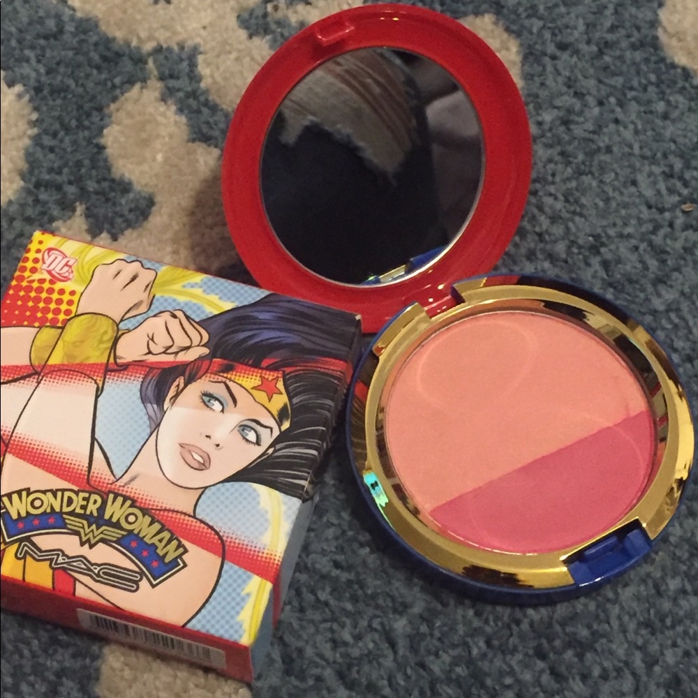 MAC WONDER WOMAN POWDER BLUSH