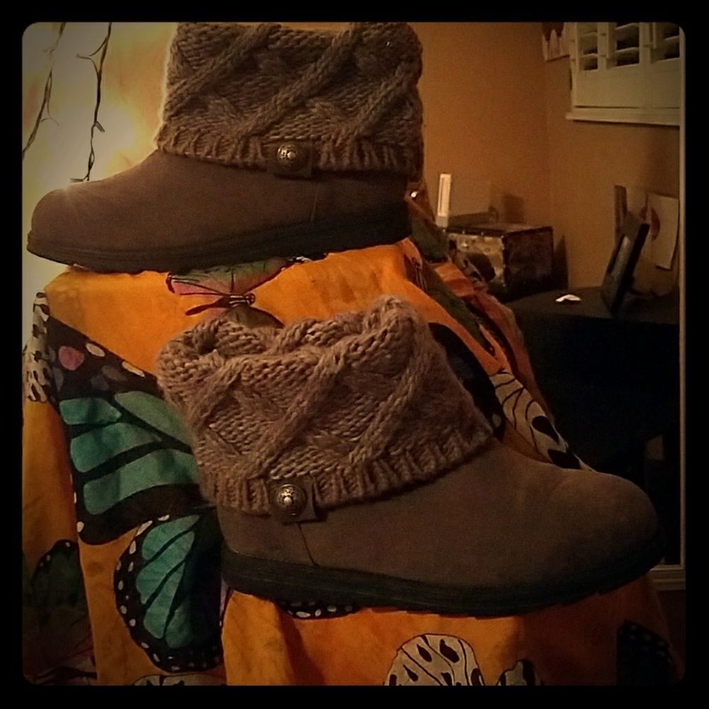 Cable knit winter boots