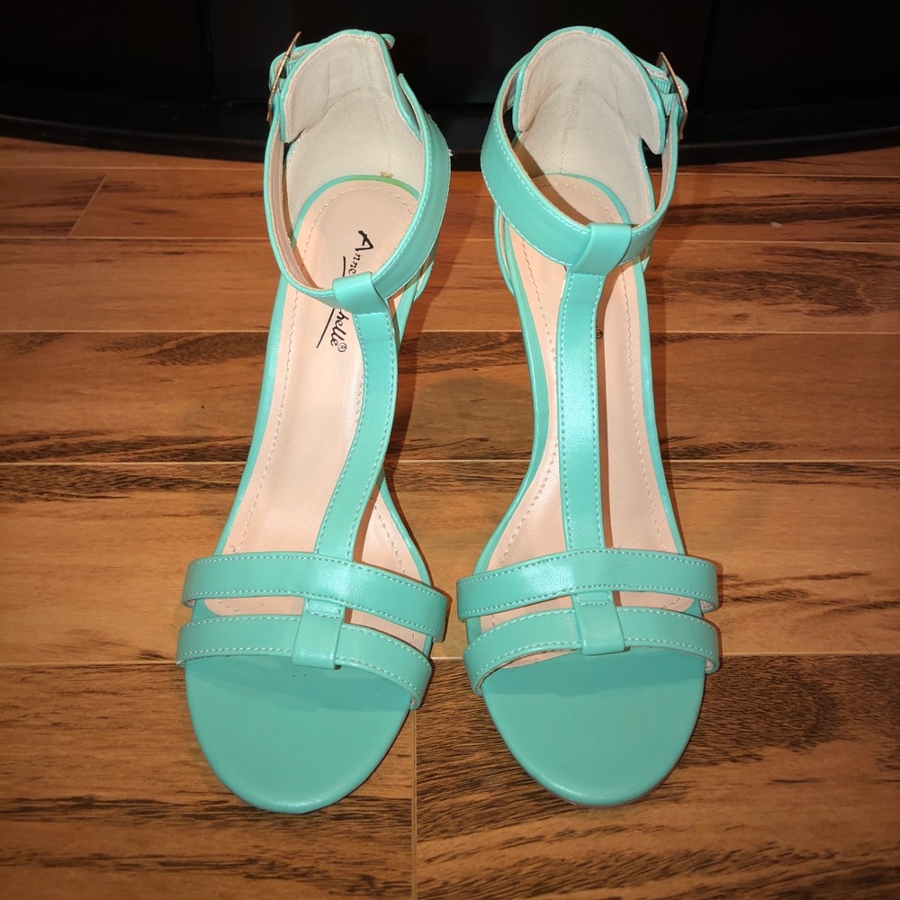 Super cute teal heels size 7
