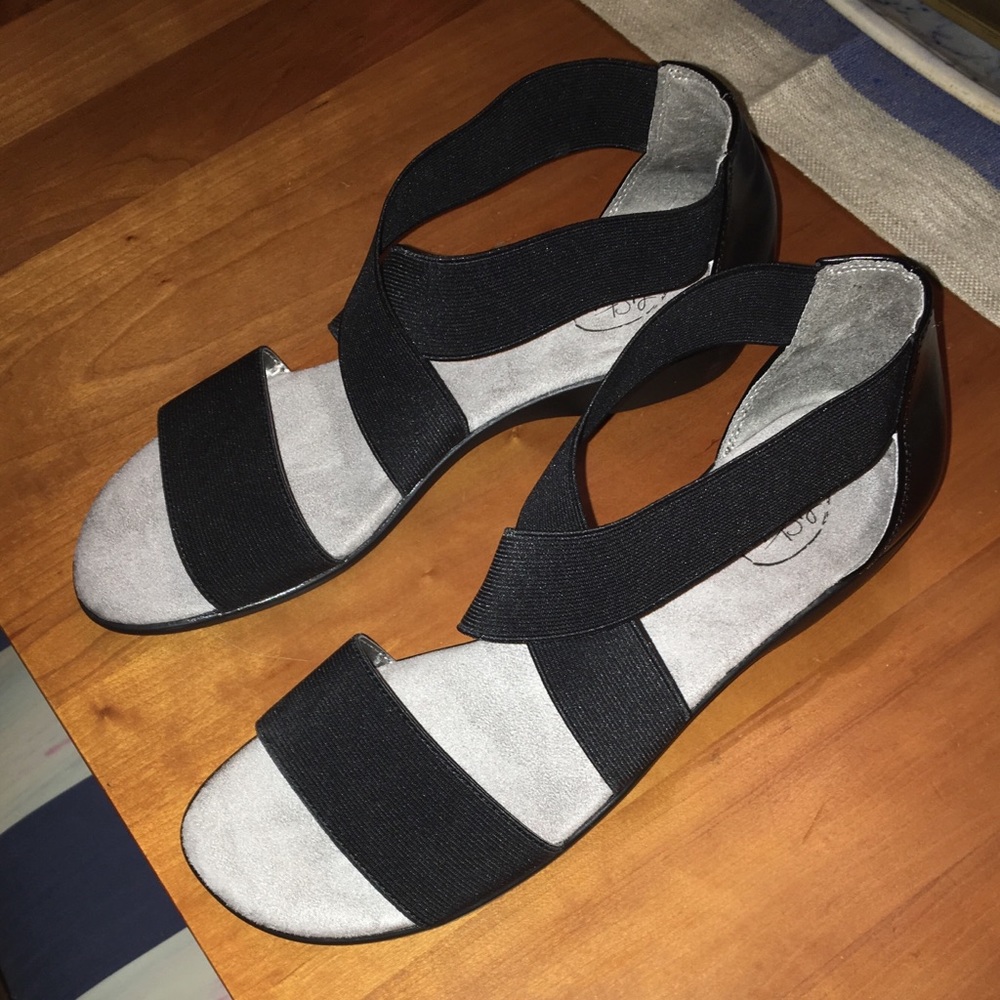 NWOT Black sandals with stretch straps 10w