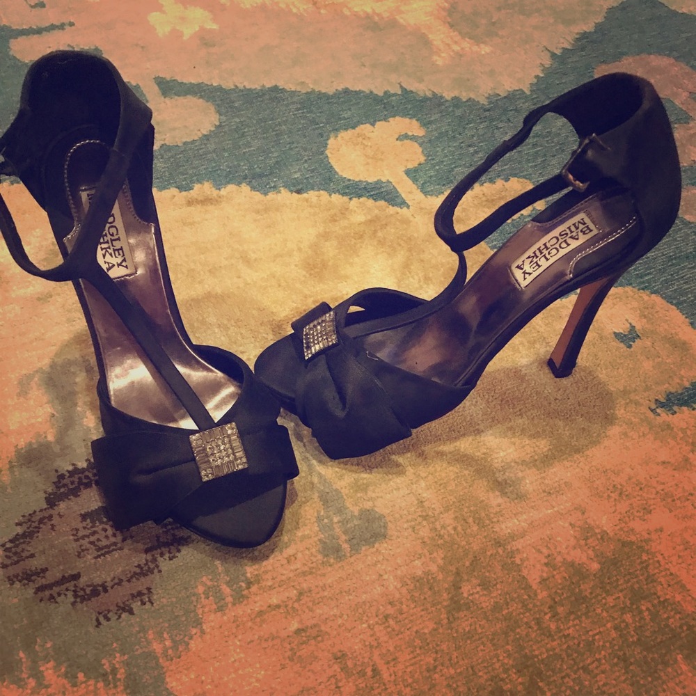 $295 Badgley Mischka Satin Pumps