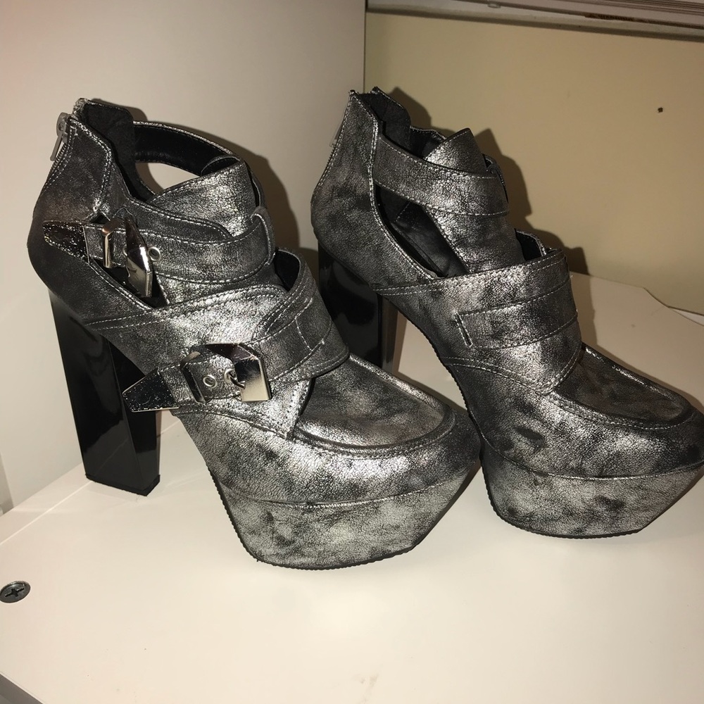 Women’s Metallic Heel