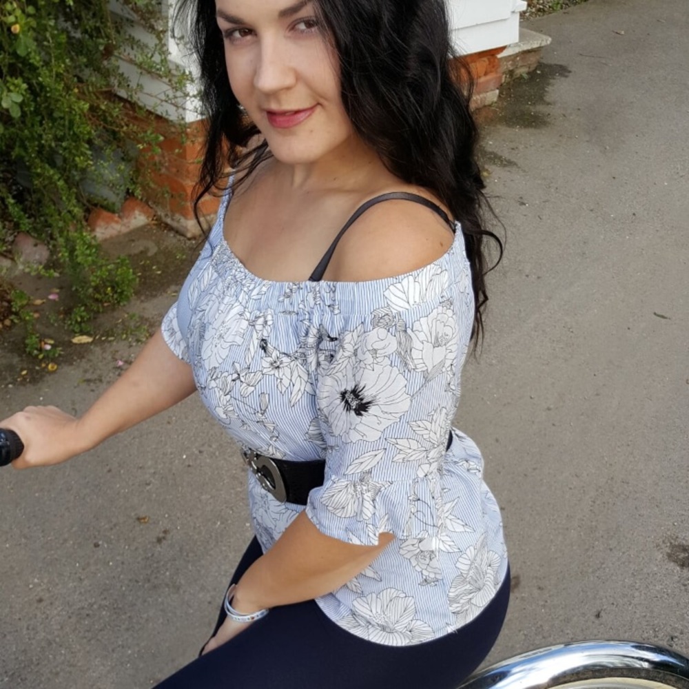 🇬🇧🇺🇸Lovely floral shirt from England 🇬🇧