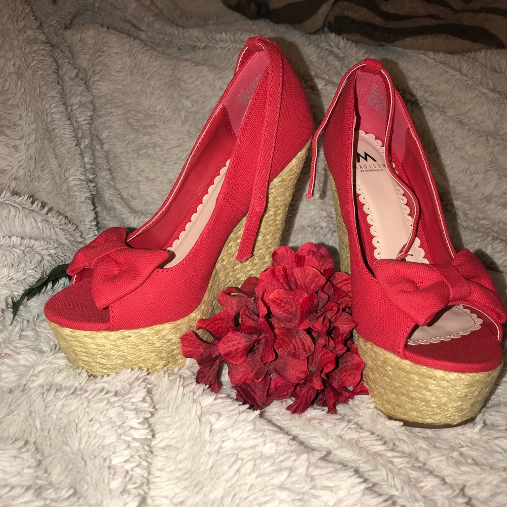 Shoe dazzle wedges