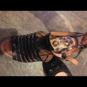 Bare trap sandals