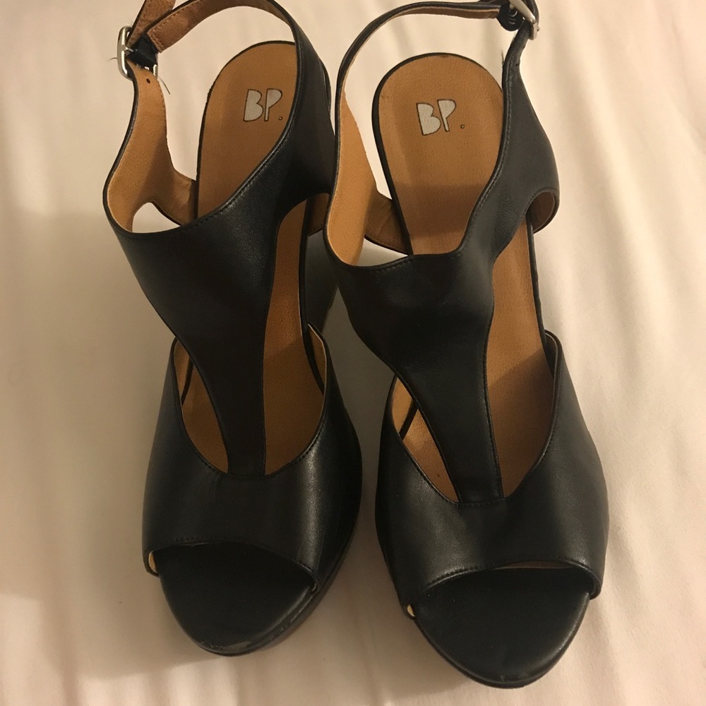 Nordstrom Brass Plum black leather wedges