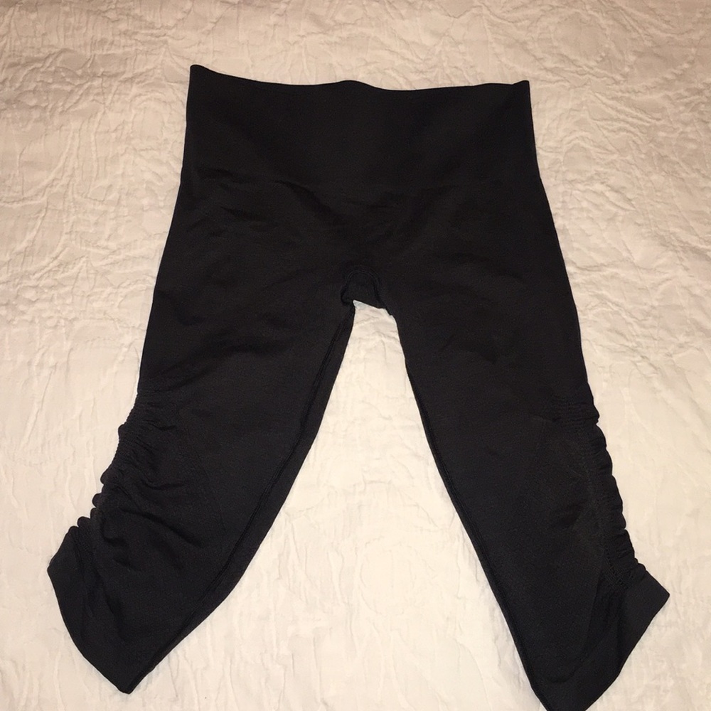 Black cropped lululemon leggings