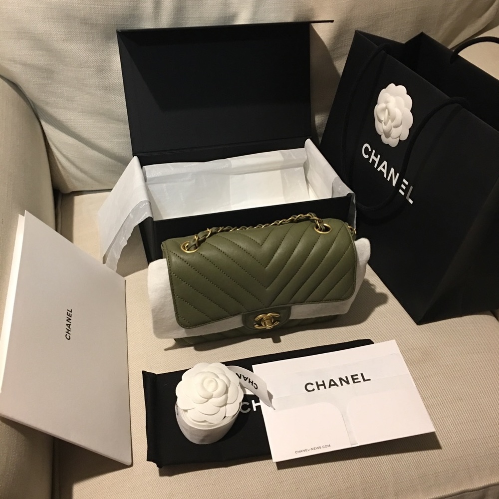 ❤️SOLD❤️Chanel mini 8” Chevron Green 2017