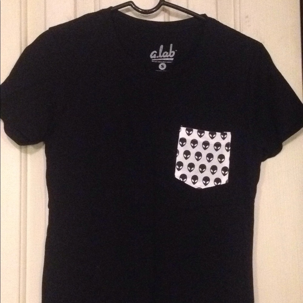 alien pocket tee