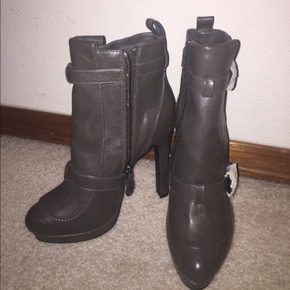 Brand new SimplyVera Vera Wang boots size 6