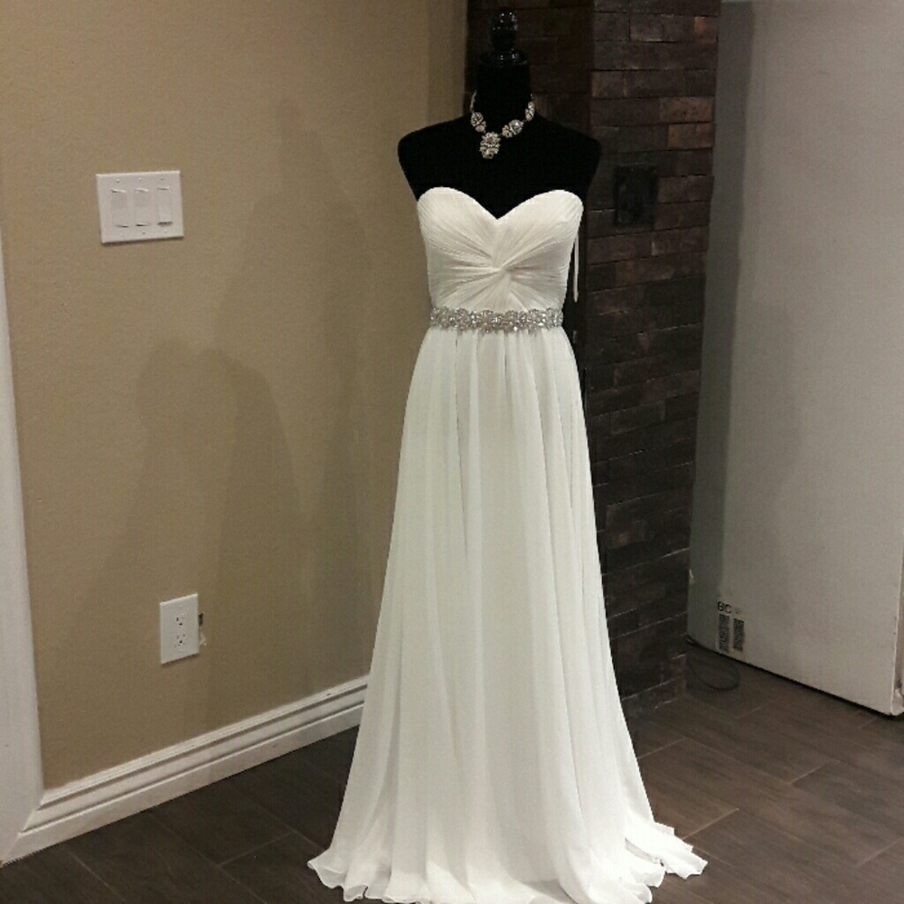 Lovely light , offwhite strapless wedding dress