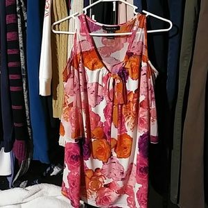 Beautiful shoulder out top w/free white belt