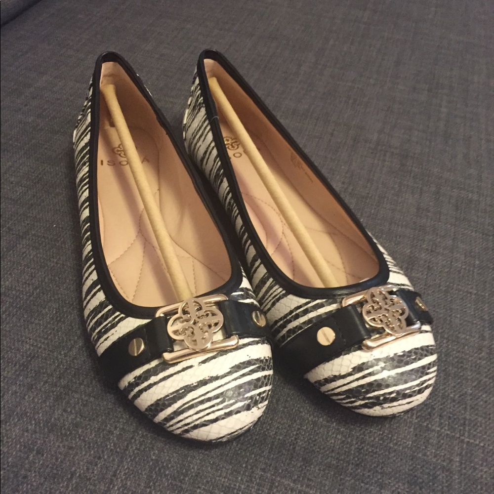 NEW with tags! Black and white Isola flats