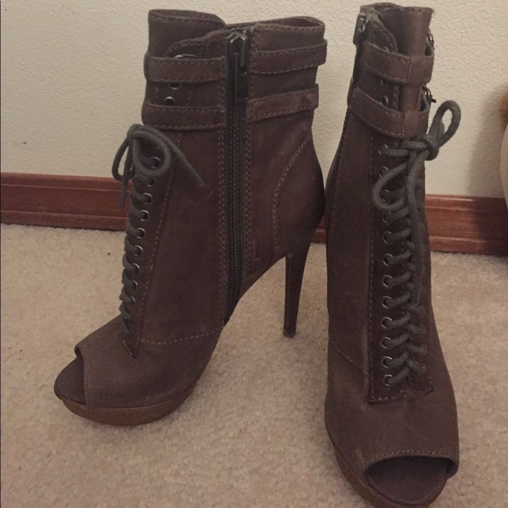 Brand New Pelle Moda heeled boots size 6