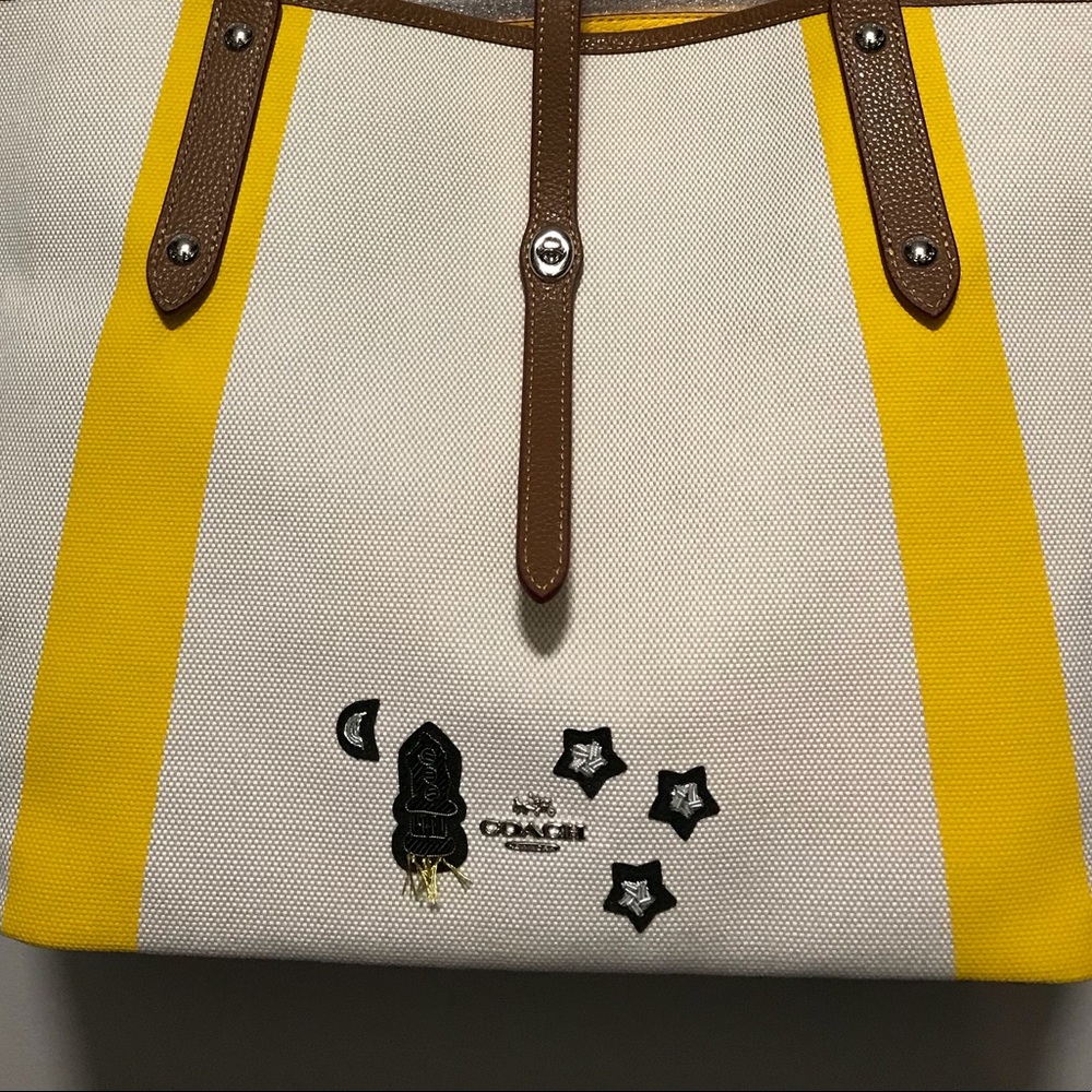 Coach Market Tote in Canvas With Souvenir Detail - Picture 4 of 8