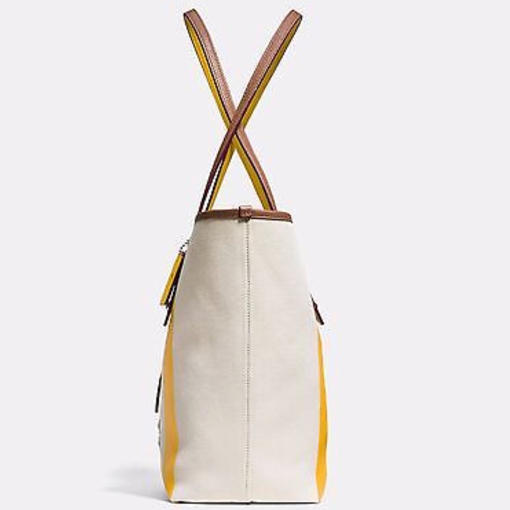 Coach Market Tote in Canvas With Souvenir Detail - Picture 5 of 8