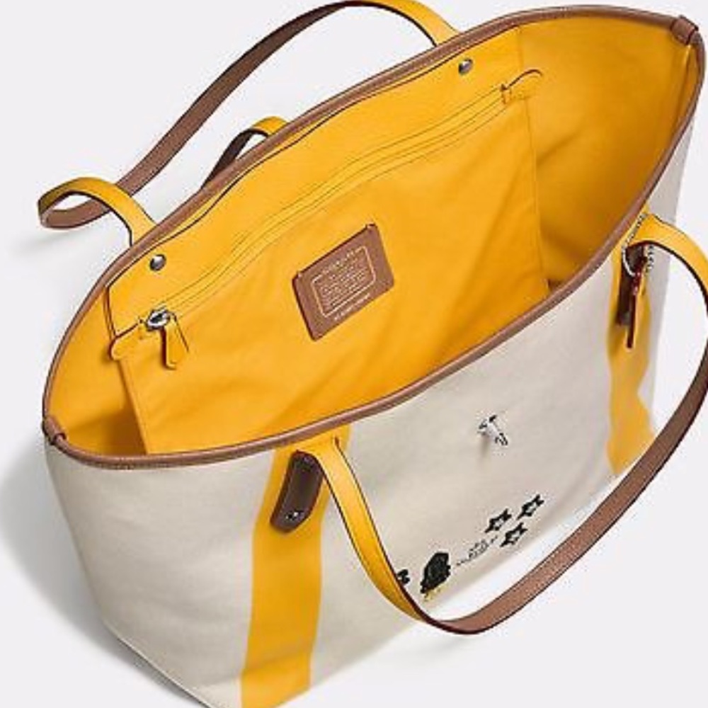 Coach Market Tote in Canvas With Souvenir Detail - Picture 6 of 8