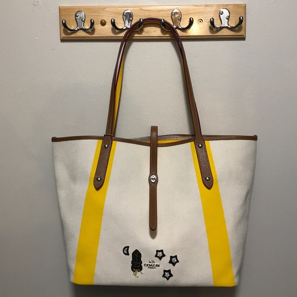 Coach Market Tote in Canvas With Souvenir Detail - Picture 3 of 8