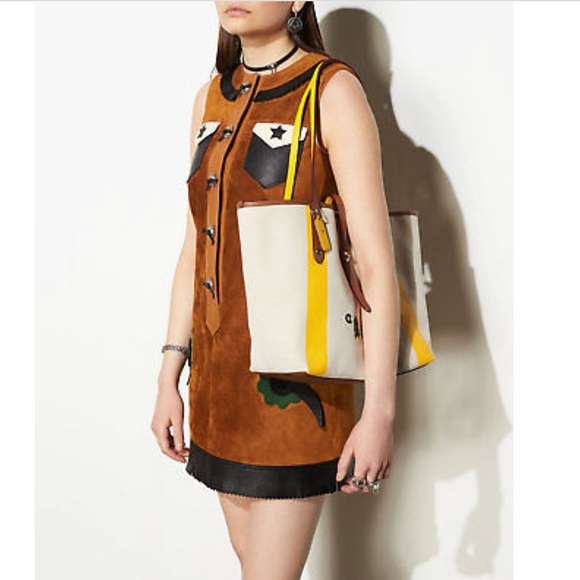 Coach Market Tote in Canvas With Souvenir Detail - Picture 2 of 8