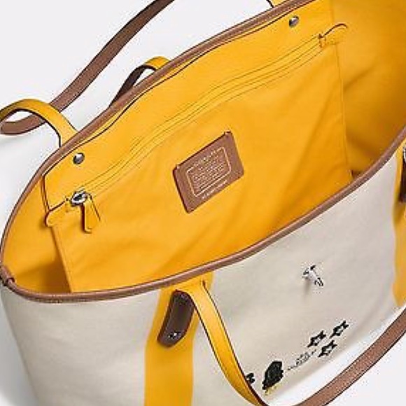 Coach Market Tote in Canvas With Souvenir Detail - Picture 7 of 8