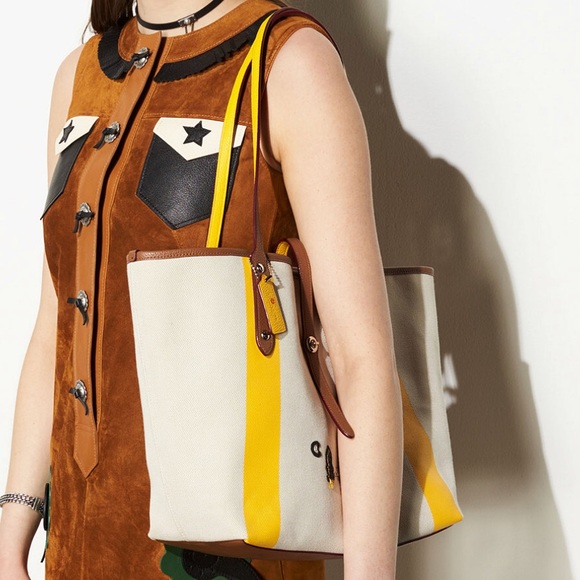 Coach Market Tote in Canvas With Souvenir Detail - Picture 8 of 8