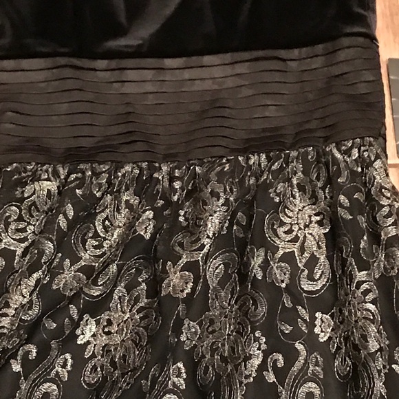 👗 Perfect for a Christmas 🎄 or New Years Dress!! - Picture 3 of 4