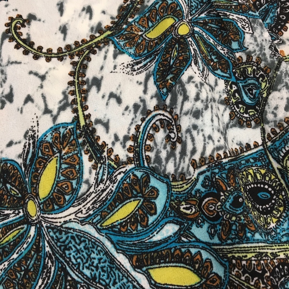 Beautiful Patterned Top - Picture 2 of 2