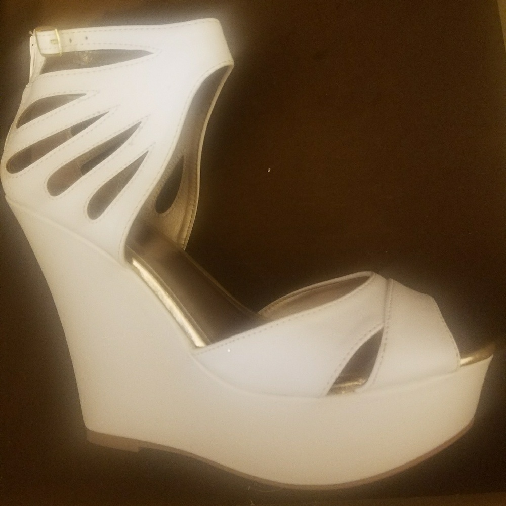 Size 10 White wedges