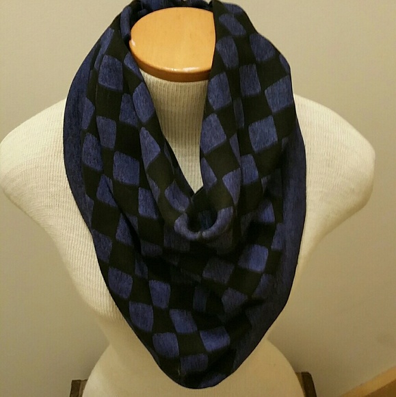 Albert Nipon 100% wool checkered scarf. - Picture 1 of 3