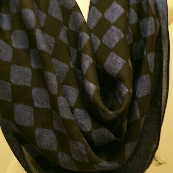 Albert Nipon 100% wool checkered scarf. - Picture 2 of 3