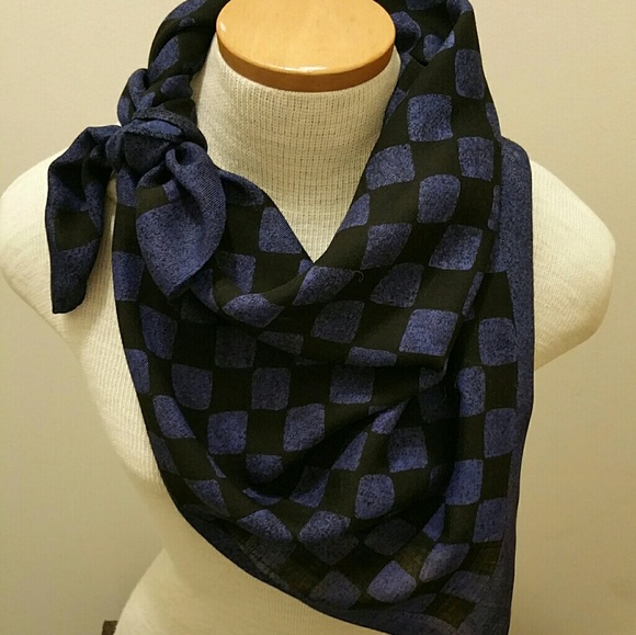 Albert Nipon 100% wool checkered scarf. - Picture 3 of 3