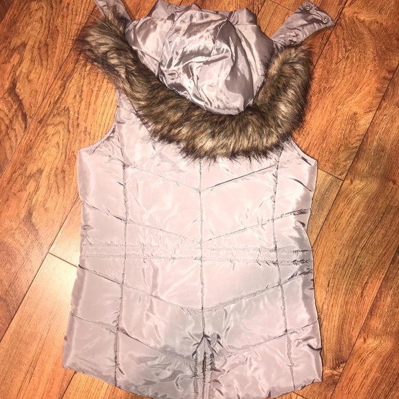 NWOT Vest with fur hood - Picture 2 of 5