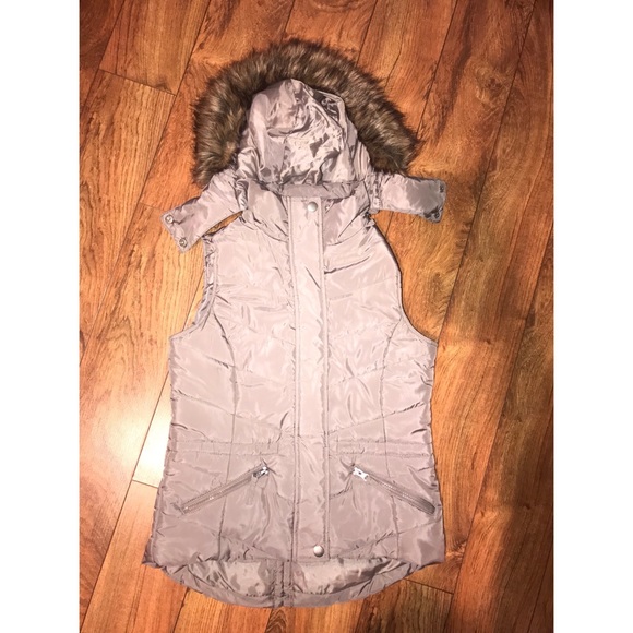 NWOT Vest with fur hood - Picture 5 of 5