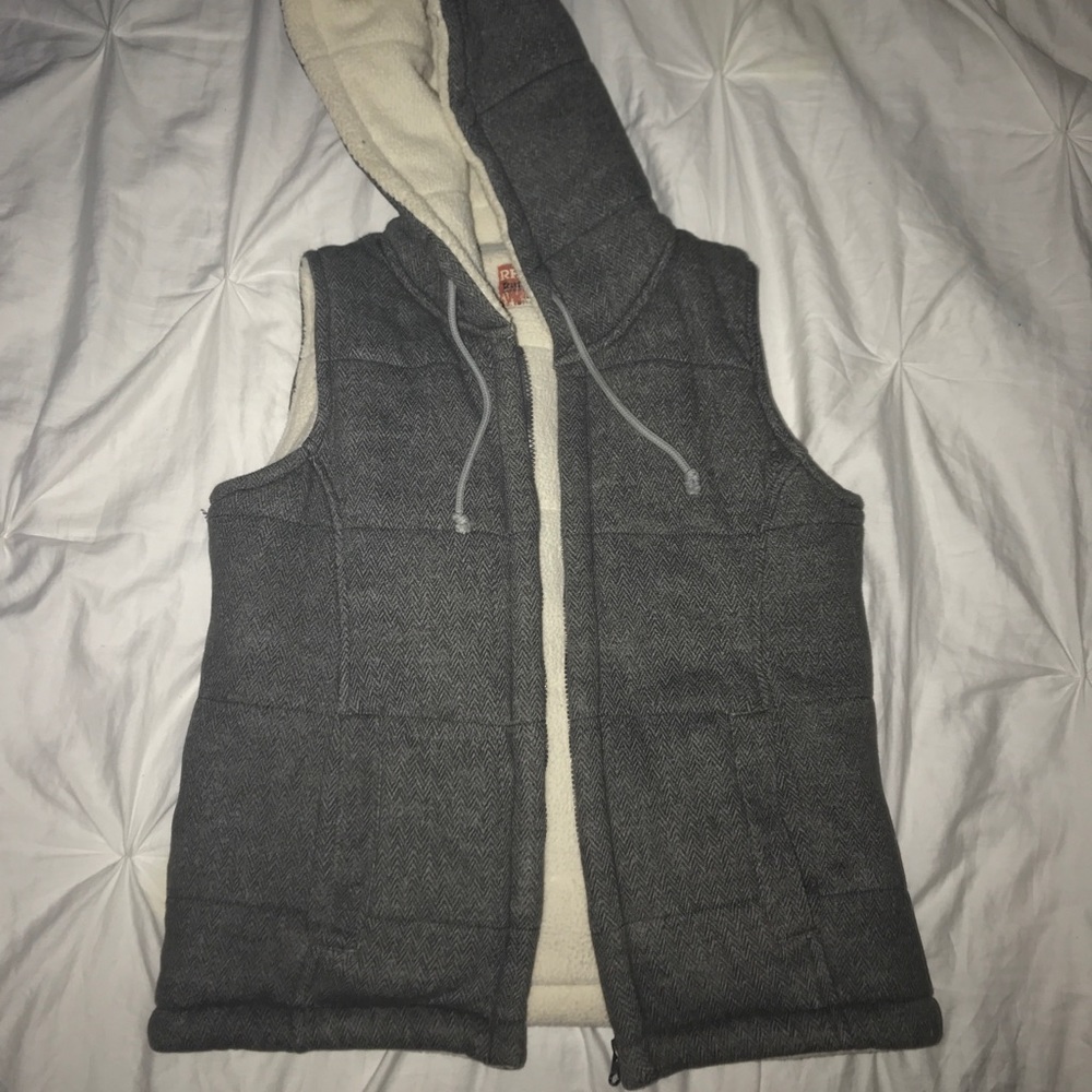 Zip-up vest with hood ❄️